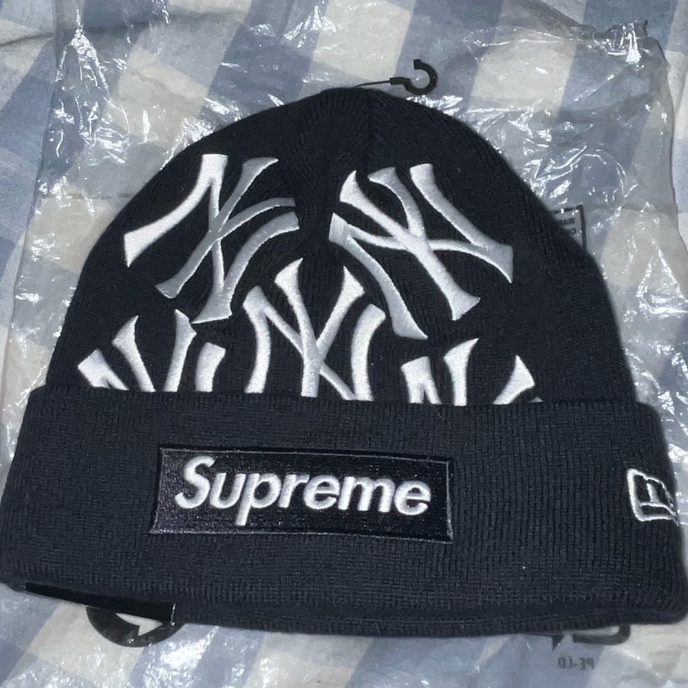 Supreme Yankees New Era Beanie Embroidered fw21